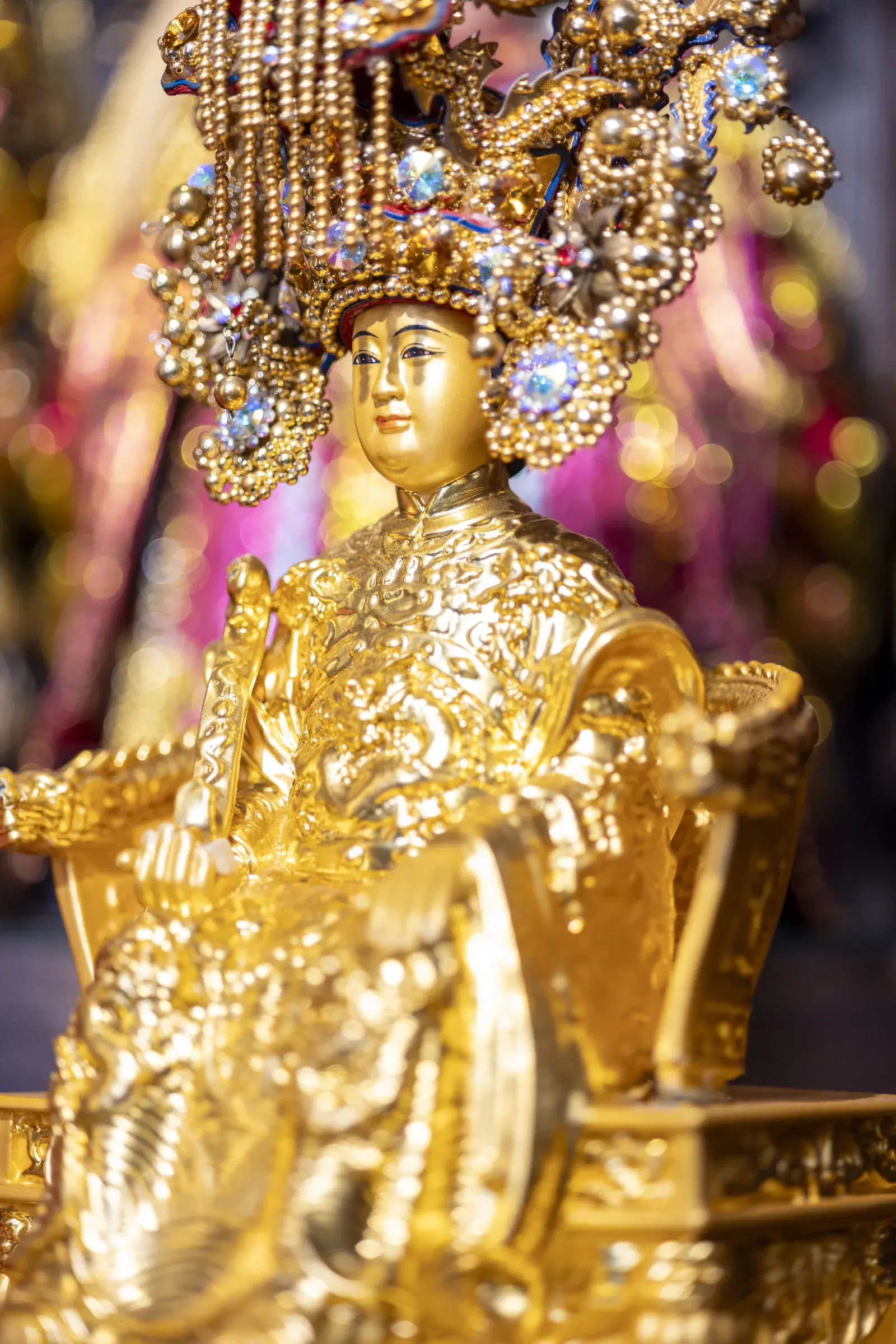 金媽祖左面